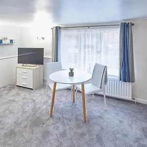 Host & - Princess Place Apartment Whitby